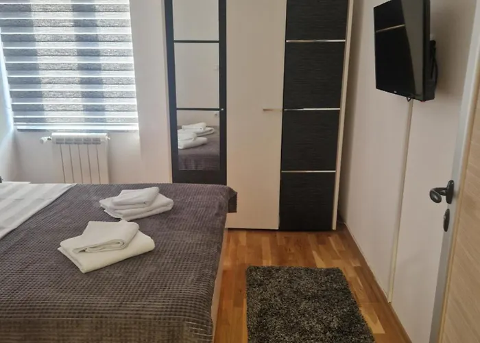 アパート Tri S アランジェロヴァツ